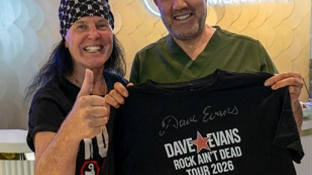 ROCK'IN EFSANESİ DAVE EVANS SAÇ EKİMİNİ TÜRKİYE'DE YAPTIRDI!